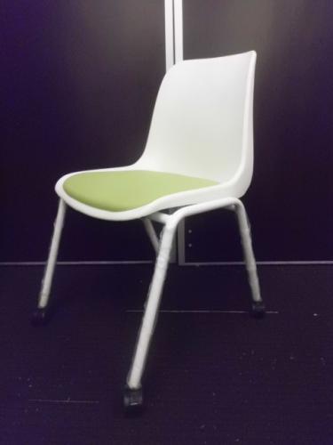 【￥３.１５０　状態良好シリーズ】　キャスター付スタッキングチェア　【状態良好】【会議チェア】
                                    中古
            