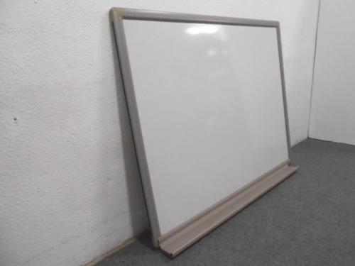 【 訳有りお値打ち品 】 【 壁掛けホワイトボード 】　※壁掛フック無し ｜ 無地タイプ ｜ 幅1200　高さ960 ｜ 数量1台 ｜
                                    中古
            