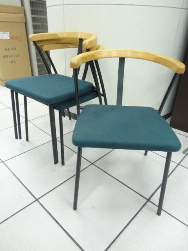 イトーキ製【ITOKI】 スタッキングチェア４脚セット【会議チェア】
                                    中古
            