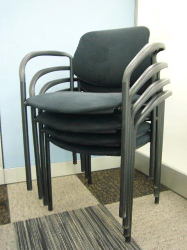【セット商品】人気のブラックスタッキングチェア4脚セット！ベロアのような若干光沢のある素材でふかふかの座り心地！【状態良好】【会議チェア】
                                    中古
            