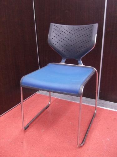 【ミーティングに】ブルーのスタックチェア入荷致しました【3脚入荷】【会議チェア】
                                    中古
            