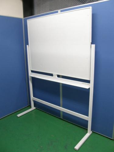 【1台入荷！】壁掛けホワイトボード　脚付き　盤面サイズＷ1200*Ｈ900
                                    中古
            