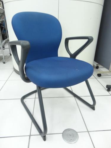 イトーキ製 アペーラ チェア キャンティレバー脚 ループ肘付【会議チェア】
                                    中古
            