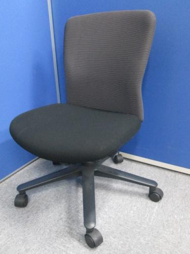 ■状態良好■内田洋行製ルディオチェアが入荷。ストライプのニット素材をまとったファッション性と座る方の身体を心地よくサポートする機能性がポイント。【OAチェア】
                                    中古
            