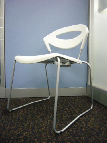 人気のホワイト商品■ちょっぴりお洒落なスタッキングチェア■ミーティングチェアとして、ちょっとしたスペースにもってこい■ホワイトで明るいオフィス作りを〜■【会議チェア】
                                    中古
            