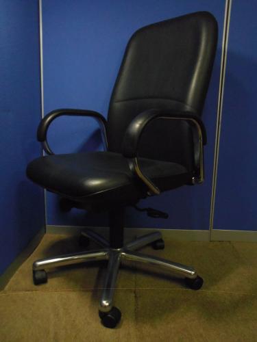【使えればいいやシリーズ】　内田洋行製　エグゼクティブチェア　■　肘部にキズがある為オツトメ品【OAチェア】
                                    中古
            