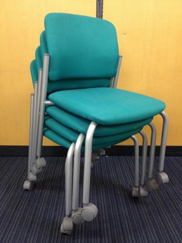 【事務椅子】スタッキングチェア4脚セット【7/5入荷】<br>【キャスター付き】【コクヨ製】【重ねて収納可能】【￥11,550-】【セット商品】【会議チェア】
                                    中古
            