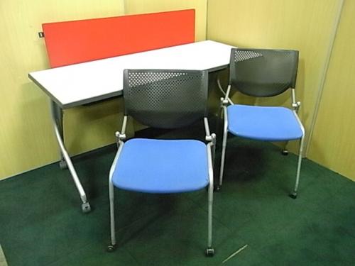 【セット商品】【状態良好】■プラス製　サイドスタックテーブル　W1500　ホワイト　幕板型デスクトップパネル付き ＆ オカムラ製　プロスタックシリーズ　ネスティングチェア　２脚
                                    中古
            