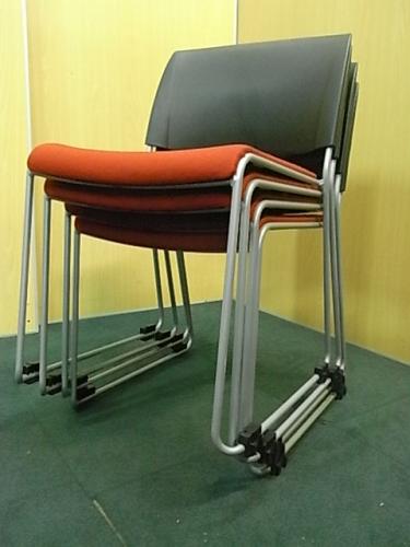 【４脚セット】■プラス製　■スタッキングチェア　布張りレッド【会議チェア】
                                    中古
            