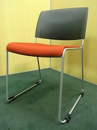 【10/10まで！！】■スタッキングチェア　布張りレッド【会議チェア】
                                    中古
            