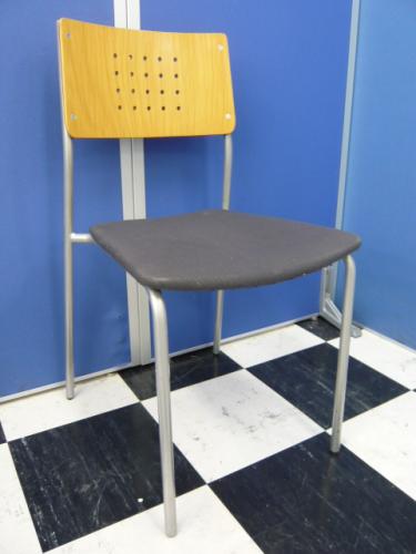 【状態良好】　おしゃれチェア（背面木目+座面布張り）　２脚入荷！【会議チェア】
                                    中古
            