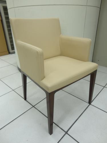 イトーキ製 アームチェア LNV-11DR-17K6 【未使用】【会議チェア】
                                    新古品
            