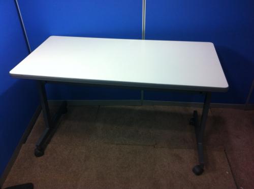 【状態良好シリーズ】　TOYOSTEEL製　W1200mmサイドスタックテーブル　■　コンパクトサイズで使い勝手良い
                                    中古
            