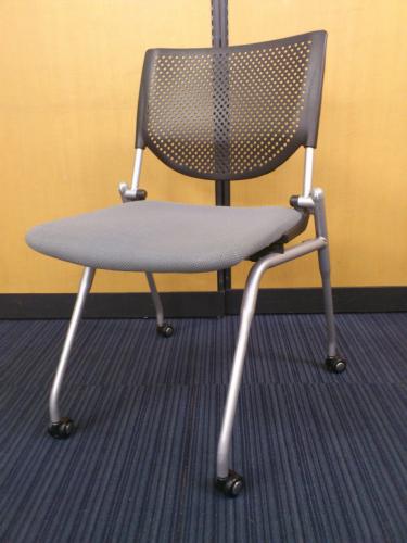 【ミーティングチェア】ネスティングチェア【7/11更新】<br>【22脚】【プロスタック】【色：グレー】【平行に収納可能】【会議チェア】
                                    中古
            