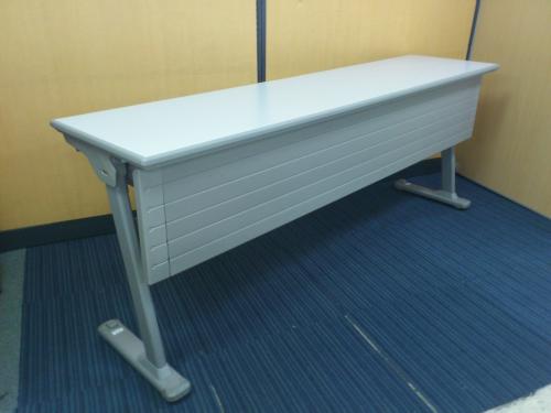 【会議テーブル】スタッキングテーブル【7/9入荷】<br>【足部分のカバーが取れています】【使用上問題はございません】
                                    中古
            