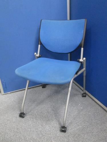 オカムラ製【プロスタックシリーズ】平行スタックチェアが入荷。持ち上げる必要無し。座面を上げて横に積み重ねられます。【会議チェア】
                                    中古
            