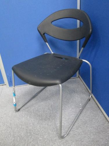 ブラック色のミーティングチェアが入荷。汚れが拭き取りやすい全面PP樹脂。【会議チェア】
                                    中古
            