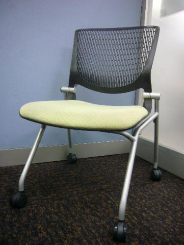 【ロット】オカムラ製グラータチェア！背面のメッシュ状シェルが座り心地も良くするだけでなくスタイリッシュな空間を演出します！！【会議チェア】
                                    中古
            