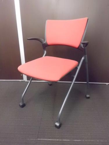 【４脚入荷！】イトーキ　MANOSS マノスチェア 肘付タイプ レッド【中古ネスティングチェア】【会議チェア】
                                    中古
            