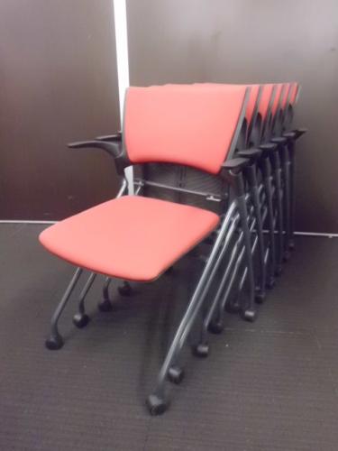 【４脚セット商品】イトーキ　MANOSS マノスチェア 肘付タイプ レッド【中古ネスティングチェア】【会議チェア】
                                    中古
            