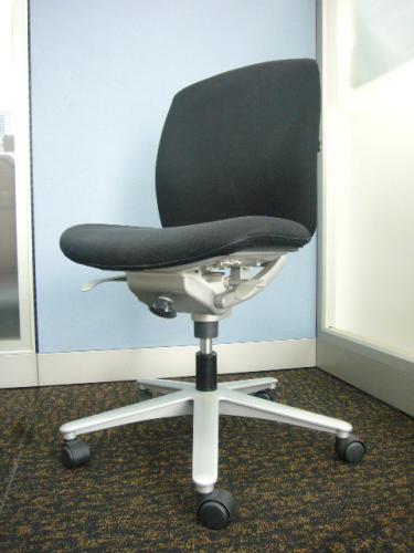 ■内田洋行製キャストチェア（ＣＡＳＴ）！！”ＢＯＤＹ　ＡＤＪＵＳＴＭＥＮＴ”をテーマに快適な座り心地を追求した多機能チェア！！【状態良好】【OAチェア】
                                    中古
            