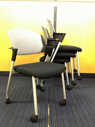 【事務椅子】スタッキングチェア（プロッティ）<br>【状態良好】【キャスター付】【重ねられます】【ロット】【り】【会議チェア】
                                    中古
            