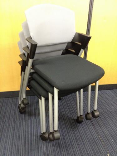 【事務椅子】スタッキングチェア4脚セット（プロッティ）<br>【状態良好】【キャスター付】【重ねられます】【り】【会議チェア】
                                    中古
            