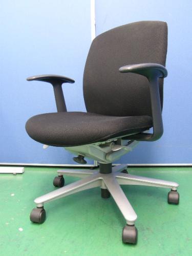 【肘付きチェア】内田洋行製■CAST 【キャストチェア】　ローバックタイプ　■Ｔ型肘　ブラック■人気商品【OAチェア】
                                    中古
            