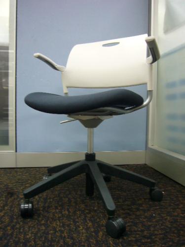 内田洋行製　ミーティングチェア　☆MF-270シリーズ☆オフィス・ご家庭に☆　【会議チェア】
                                    中古
            