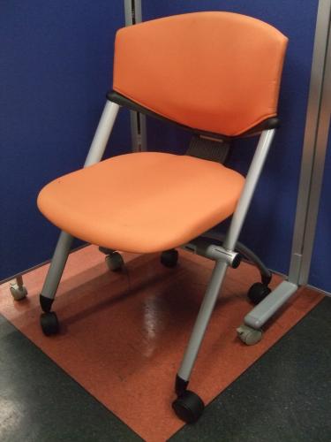 【残り1脚のため大特価！】コクヨ製のミーティングチェア【キレイなオレンジ色】【会議チェア】
                                    中古
            