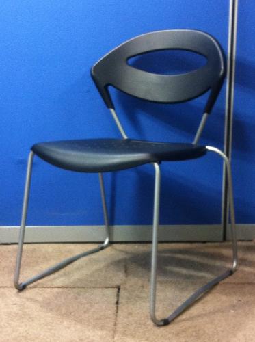 ネスティングチェア・状態良好・ブラック　【ロット】【会議チェア】
                                    中古
            