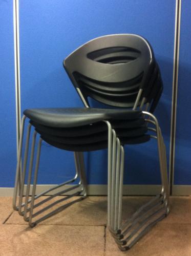 【４脚セット商品】ネスティングチェア×4脚・状態良好・ブラック　【セット商品】【ロット】【会議チェア】
                                    中古
            