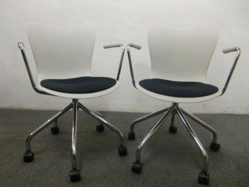 ■肘付ミーティングチェア2脚セット　■ウチダ UCHIDA　■ML-320A 　■座面布張り（ブラック）■【セット商品】　【会議チェア】
                                    中古
            