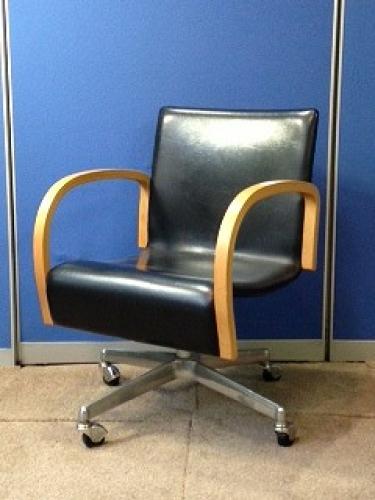 ミーティングチェア┃　ブラックが冴える！　大人な雰囲気のチェア【会議チェア】
                                    中古
            