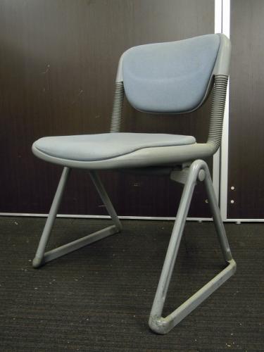 【4脚入荷！】イトーキ製　バーテブラ　スタッキングチェア　■ブルー×グレーシェル 【会議チェア】
                                    中古
            