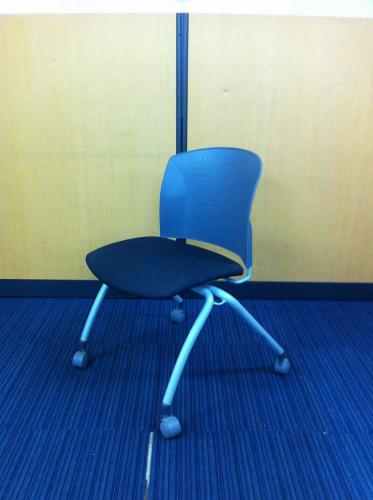 【事務椅子】【ミーティングチェア】<br>【スタッキングチェア】【重ねて収納可能】【キャスター付き】【色：グレー】【会議チェア】
                                    中古
            