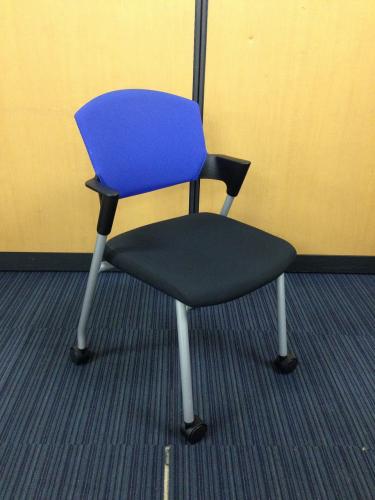 【事務椅子】ミーティング用【プロッティチェア】<br>【平行に重ねて収納可能】【キャスター付き】【れ】【会議チェア】
                                    中古
            