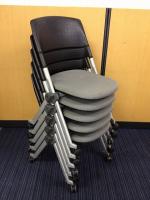 【事務椅子】ミーティングチェア4脚セットリータチェア<br>【スタッキングチェア】【座面：グレー、背面：ブラック】【重ねて収納可能】【会議チェア】