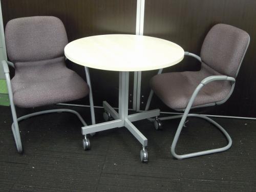 【丸テーブルとミーティングチェア2脚のセット】直径800mmの丸テーブル　+　スチールケース製　センサーミーティングチェア
                                    中古
            