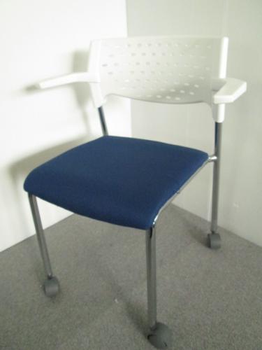 スタッキングチェア　キャスター付　ブルー　オフィスチェア【会議チェア】
                                    中古
            
