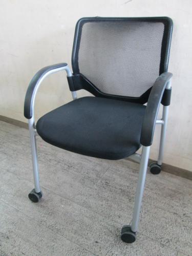 オカムラ　ミーティングチェア　エアリ　ブラック　メッシュ　キャスター付　オフィスチェア【会議チェア】
                                    中古
            