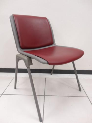 イトーキ製　スタッキングチェア　ビニール地タイプ【会議チェア】
                                    中古
            