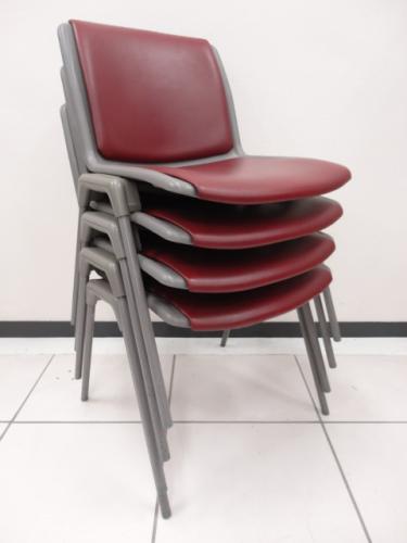 イトーキ製　スタッキングチェア　ビニール地　4脚セット　【会議チェア】
                                    中古
            