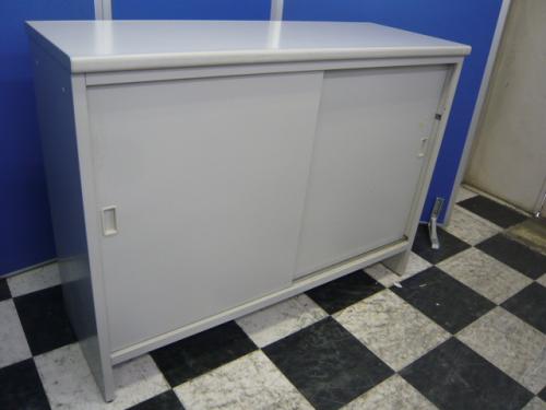 ■ハイカウンター■オカムラ製■Ｗ：１２００ｍｍ　Ｈ：９００ｍｍ■扉も付いてます！
                                    中古
            