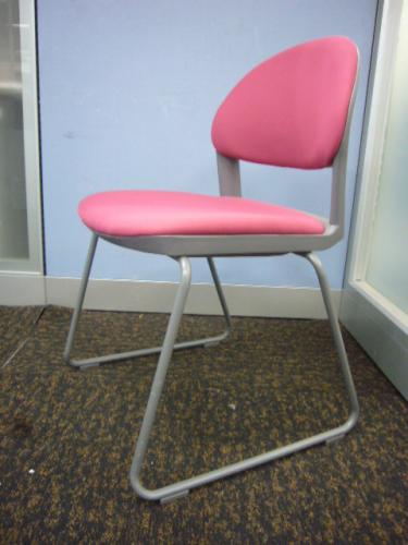 コクヨ製■ミーティングチェア！状態良好！！今なら台数そろいます■可愛らしい濃いめのピンク■【会議チェア】
                                    中古
            