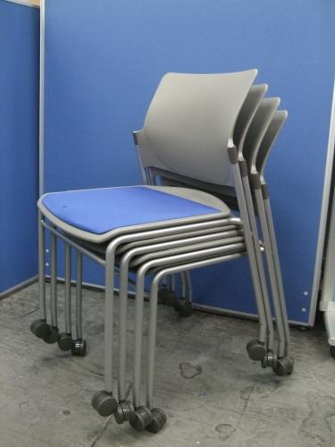 【4脚セット】オカムラ製のスタックチェア【ブルー・キャスター付】【会議チェア】
                                    中古
            