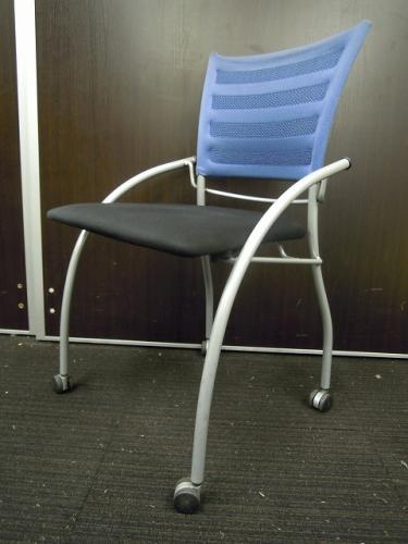 【8脚入荷！】イトーキ製　プリエ2チェア　メッシュネスティングチェア　ネスタブル キャスター付き ミーティングチェア　会議用チェア　■KH110H 【会議チェア】
                                    中古
            