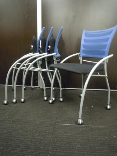 【4脚セット☆単品で買うより2,100円オトク！】イトーキ製　プリエ2チェア　メッシュネスティングチェア　ネスタブル キャスター付き ミーティングチェア　会議用チェア　■KH110H 【会議チェア】
                                    中古
            