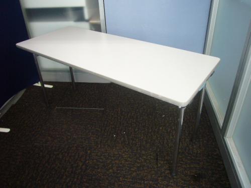 イトーキ製TTFシリーズ■持ち運びにも便利な折りたたみテーブル■幅1500奥行600の使いやすいサイズ♪
                                    中古
            