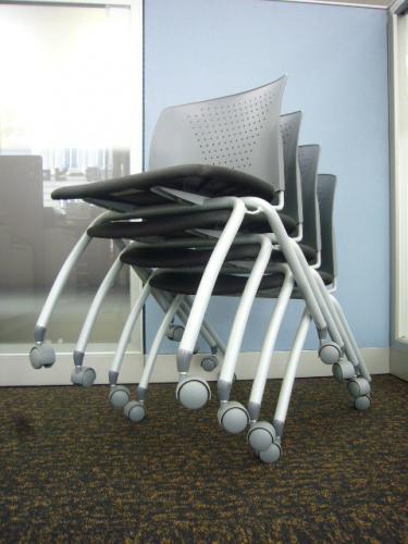 【セット】アイコ製■キャスター付きスタッキングチェアセット■4脚セットだからお得■キャスター付き・会議や休憩スペースにぴったりのチェア【会議チェア】
                                    中古
            